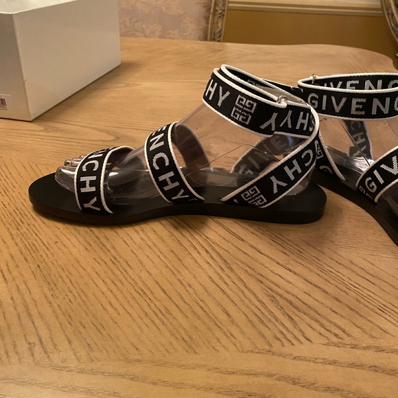 ❤️ Authentic Givenchy Sandals - Picture 5 of 9
